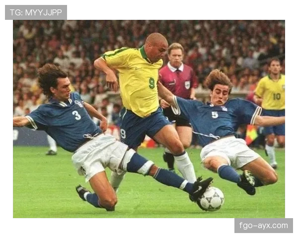 马尔蒂尼战术价值深度剖析：现代足球防守理念的革新与影响