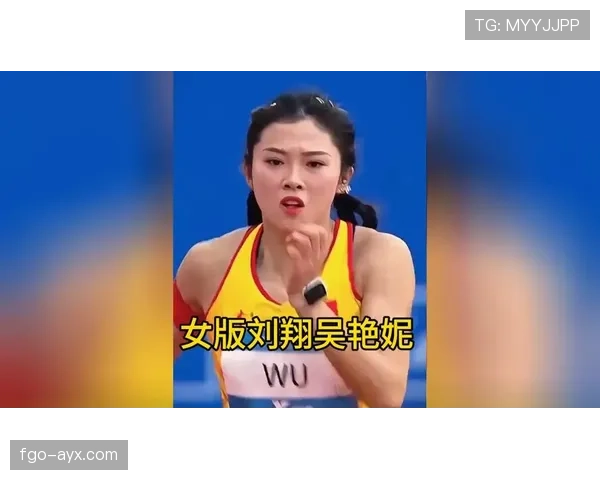 吴艳妮肩上的包一看就不是几百块的味儿，训练服穿得像走秀，普通人代入感瞬间断掉